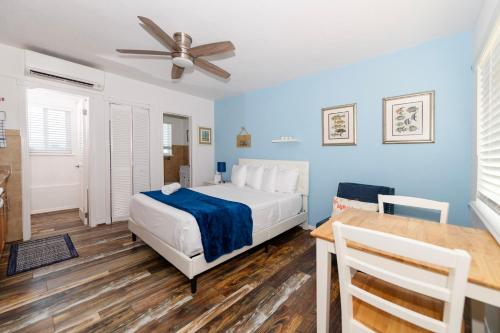 a bedroom with a bed and a ceiling fan at Tropic Isle Boutique Hotel in Hollywood