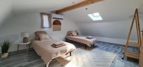 um quarto com 2 camas e uma escada em Le cocon des bois em Martigues