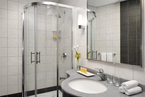 y baño con lavabo y ducha. en Marriott Executive Apartments Riyadh, Convention Center en Riad