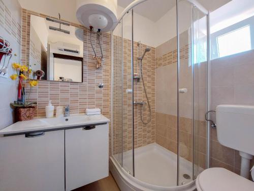y baño con ducha, lavabo y aseo. en Apartment Marino, en Čižići