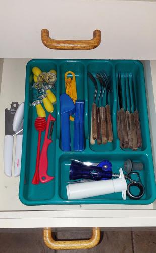 a tray with scissors and other utensils on a table at A Pasos de la Playa in Papudo