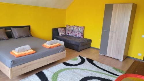 uma sala de estar com uma cama e uma cadeira em Like Home Hostel em Tiraspol