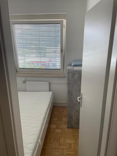 ein kleines Zimmer mit einem Fenster und einer Matratze in der Unterkunft Lakiluk in Kranj