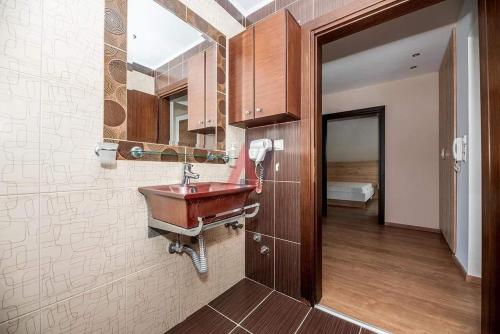 a bathroom with a sink and a mirror at Villa Savvidis in Paralia Katerinis
