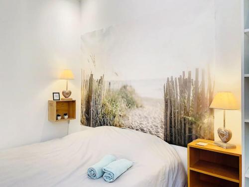 une chambre avec un lit avec deux serviettes dessus dans l'établissement Appartement Terrasse Proche Port et Plages de Nice, à Nice