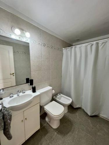 y baño con lavabo, aseo y espejo. en Hermoso departamento en Almagro en Buenos Aires