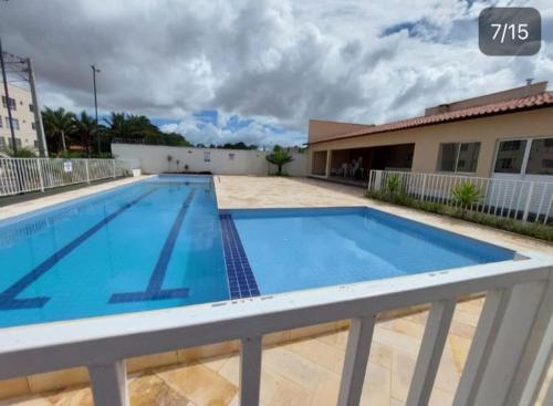 una gran piscina en la parte superior de un edificio en Apto CHARMOSINHO, en São Luís