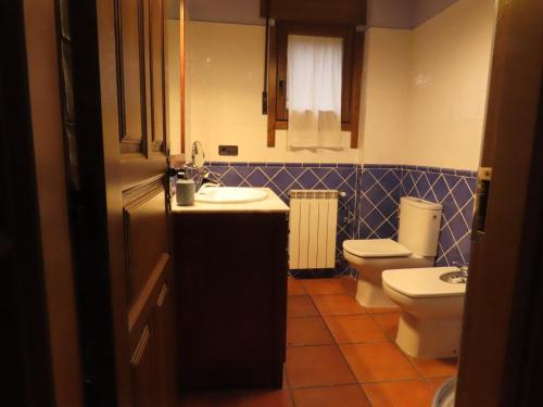 ein Bad mit einem Waschbecken und einem WC in der Unterkunft Apartamento chalet "el tornado" Cañon de rio lobos 15 in San Leonardo de Yagüe