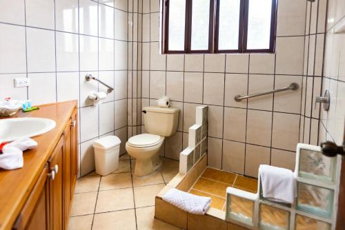 a bathroom with a toilet and a sink at Condiminium Villas Mymosa in Manuel Antonio