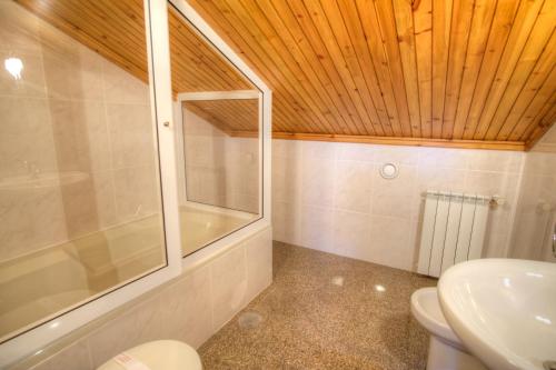 een badkamer met een douche, een toilet en een wastafel bij Casa do Destro in Ponte da Barca