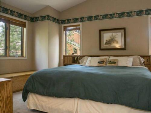- une chambre avec un grand lit et 2 fenêtres dans l'établissement 3-bedroom Condo near Lake,Hyatt,Diamond Peak, à Incline Village