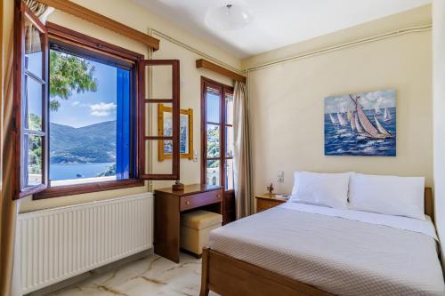 ein Schlafzimmer mit einem Bett und einem Fenster in der Unterkunft Remezzo Cottage in Skopelos