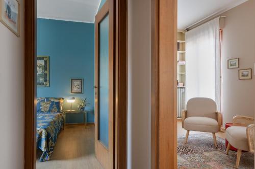 1 dormitorio con 1 cama y 1 habitación con espejo en Maison D'Or, en Trieste