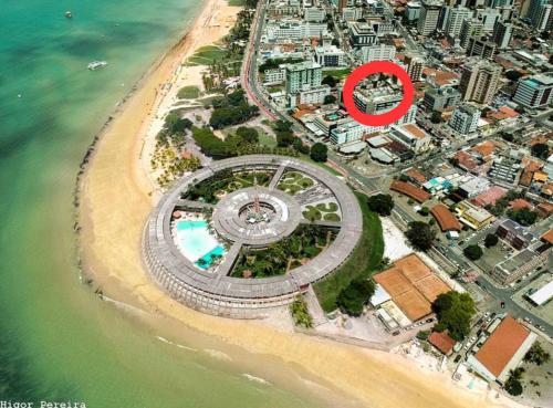 una vista aérea de un edificio en una playa en Eco Summer Tambaú - Apartamentos de 2 Quartos por Genius Flats, en João Pessoa