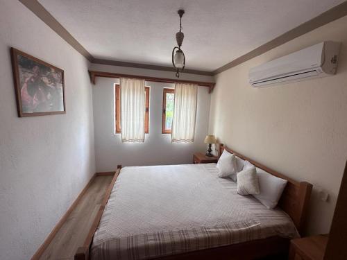 מיטה או מיטות בחדר ב-Eski Datça Otel