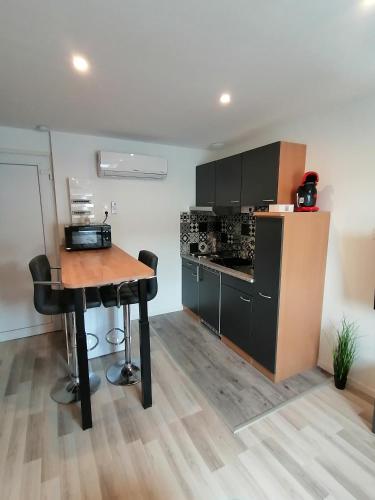 - une cuisine avec une table en bois dans une chambre dans l'établissement Le Vélo Vintage, Beau 2 pièces centre ville, à Tonneins