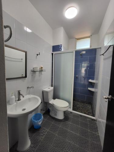 uma casa de banho com um WC e um lavatório em Casa Puerto Bonito & Private Coworking em Puerto Escondido
