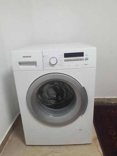 una lavadora blanca en una habitación en The Premier Apartment In RBS A en Bet Shemesh