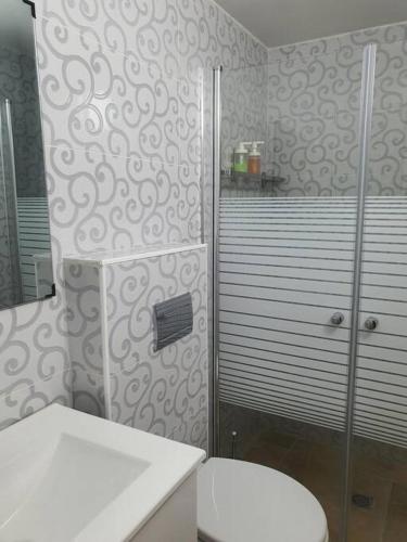 y baño con aseo blanco y ducha. en The Premier Apartment In RBS A, en Bet Shemesh