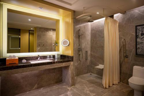 Ένα μπάνιο στο Renaissance Huizhou Hotel