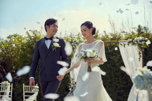a bride and groom walking down the aisle at their wedding at JW Marriott Hotel Shenzhen Bao'an International Airport in Bao'an