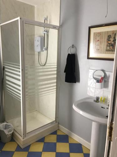 een badkamer met een douche en een wastafel bij City centre apartments free Wi-Fi free parking in Derry Londonderry