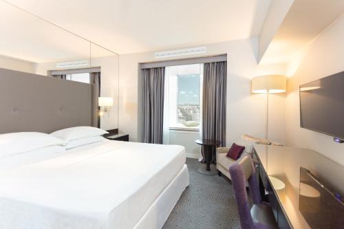 Un pat sau paturi într-o cameră la Sheraton Bucharest Hotel