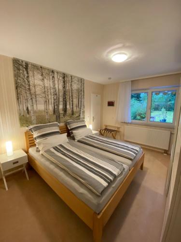 ein großes Bett in einem Schlafzimmer mit Fenster in der Unterkunft Eichendorff Garten Apartment, zentrumsnah, in direkter Nähe zur Universität in Bayreuth