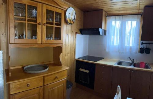 Kuchyň nebo kuchyňský kout v ubytování Cabaña de madera especial y acogedora