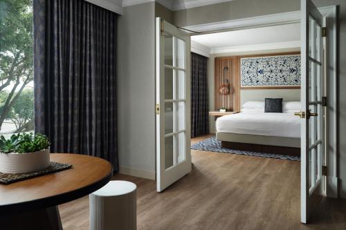 オースティンにあるAustin Marriott Southのベッドとテーブルが備わるホテルルームです。