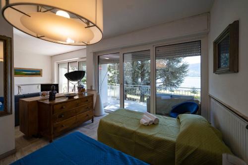 BarBar apartment - STYLE & RELAX في مارون: غرفة نوم بسرير ومكتب ونافذة