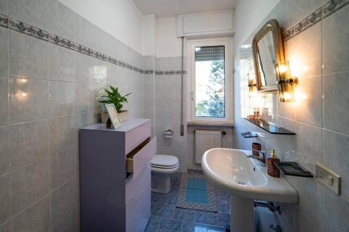 BarBar apartment - STYLE & RELAX في مارون: حمام أبيض مع حوض ومرحاض