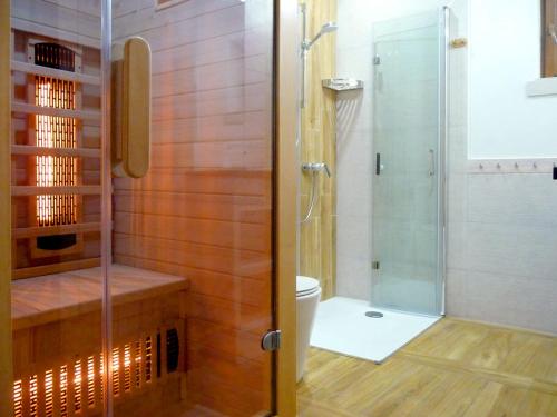 een badkamer met een douche en een toilet bij Domek w Sosnowym Lesie in Sulicice