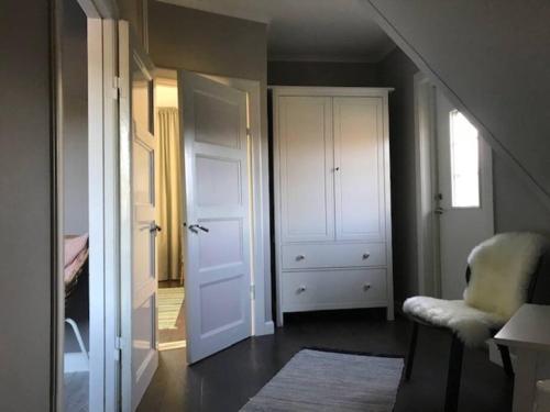 Habitación con puerta abierta y dormitorio en Schwedische Landidylle für die ganze Familie, 