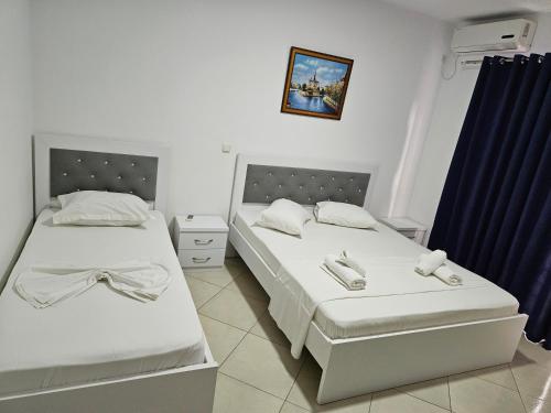 Ένα ή περισσότερα κρεβάτια σε δωμάτιο στο Ylli Mance Apartments