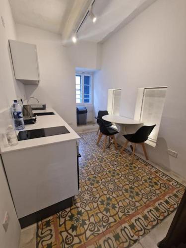 Η κουζίνα ή μικρή κουζίνα στο No 60, 2nd floor, centrally located, fully equipped studio Apt