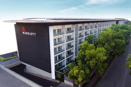 eine Luftansicht eines Marriott Hotels in der Unterkunft Marriott Suites Pune in Pune