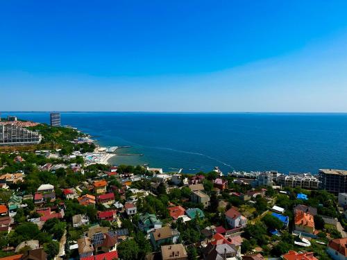 uma vista aérea de uma cidade e do oceano em Arcadia apartment & sea terrace em Odessa