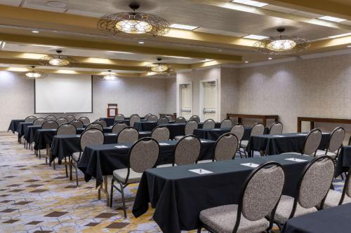 a conference room with tables and chairs in it at Sheraton Atlanta Perimeter North in Atlanta