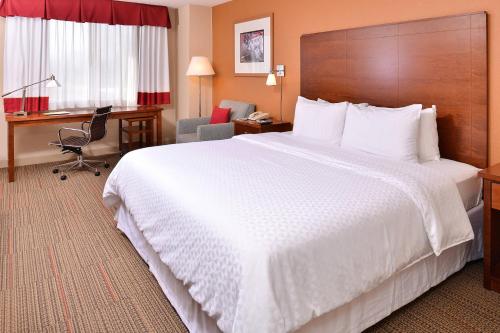 A bed or beds in a room at Four Points by Sheraton Detroit Metro Airport