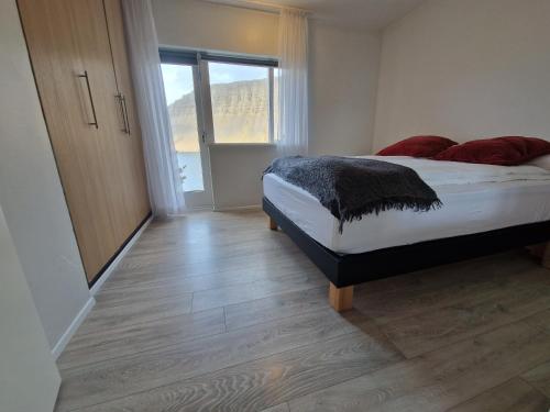 En eller flere senge i et værelse på Sólgarður Guesthouse