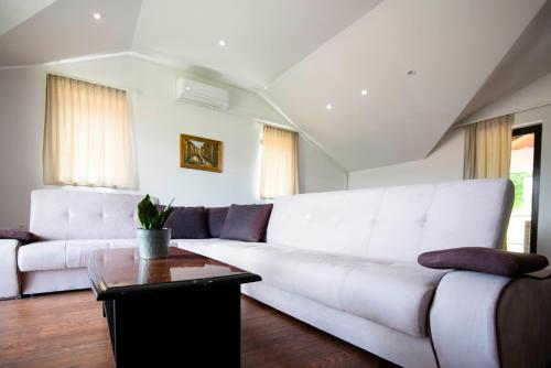 Gambar di galeri bagi Stone house with 4 bedrooms and beautiful view di Hrvace