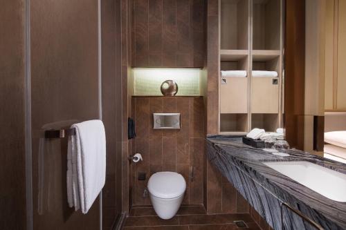 Ένα μπάνιο στο Courtyard by Marriott Shanghai International Tourism and Resorts Zone