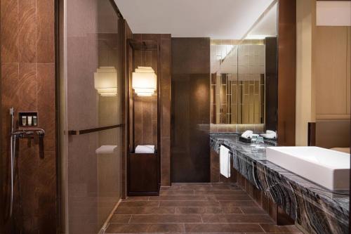 Koupelna v ubytování Courtyard by Marriott Shanghai International Tourism and Resorts Zone