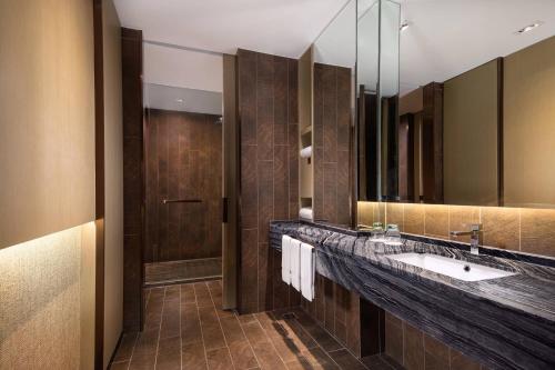 Ένα μπάνιο στο Courtyard by Marriott Shanghai International Tourism and Resorts Zone