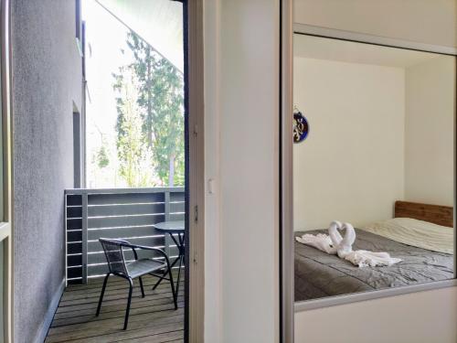 een glazen deur naar een slaapkamer met een bed bij Moderní a slunný apartmán 2KK v Anenském Údolí se sklepem a parkováním - by Relax Harrachov in Harrachov