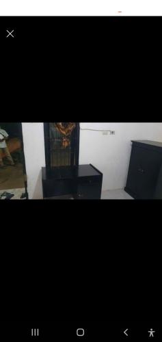 una imagen de una habitación con una mesa y una silla en Magek residence&Kost&Carwash, en Kedaton