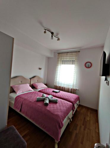 Postel nebo postele na pokoji v ubytování Glušac Lux
