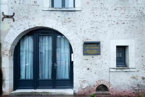 an entrance to a building with a black door at La Tour aux Grains chambres autonomes in Romorantin