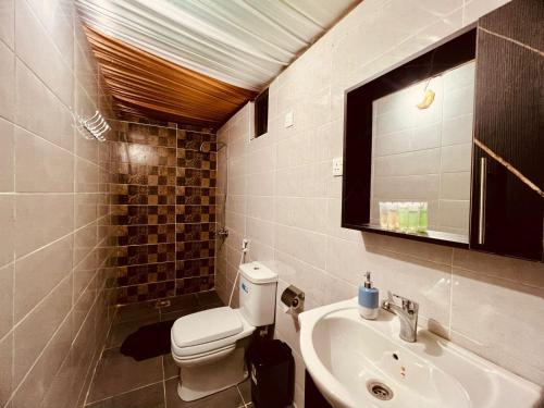 La salle de bains est pourvue de toilettes et d'un lavabo. dans l'établissement Salameh's Bedouin Camp, à Wadi Rum